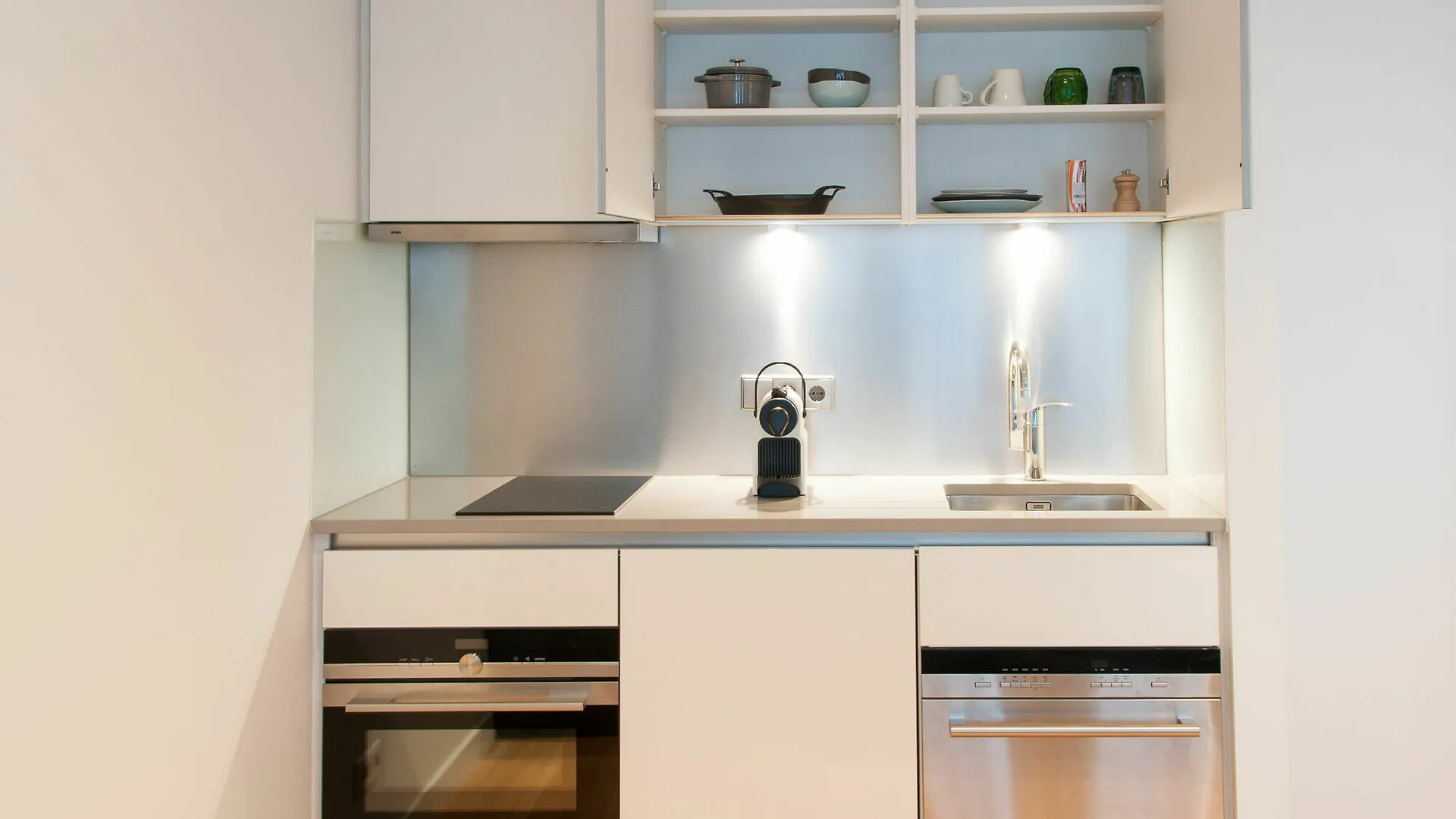 Premier Suites Rotterdam 4*,